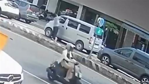 葉男遭持刀刺傷，自衛，下車痛毆68歲翁，目擊者:年輕人滿手血，急找人報警(圖／翻攝網路)