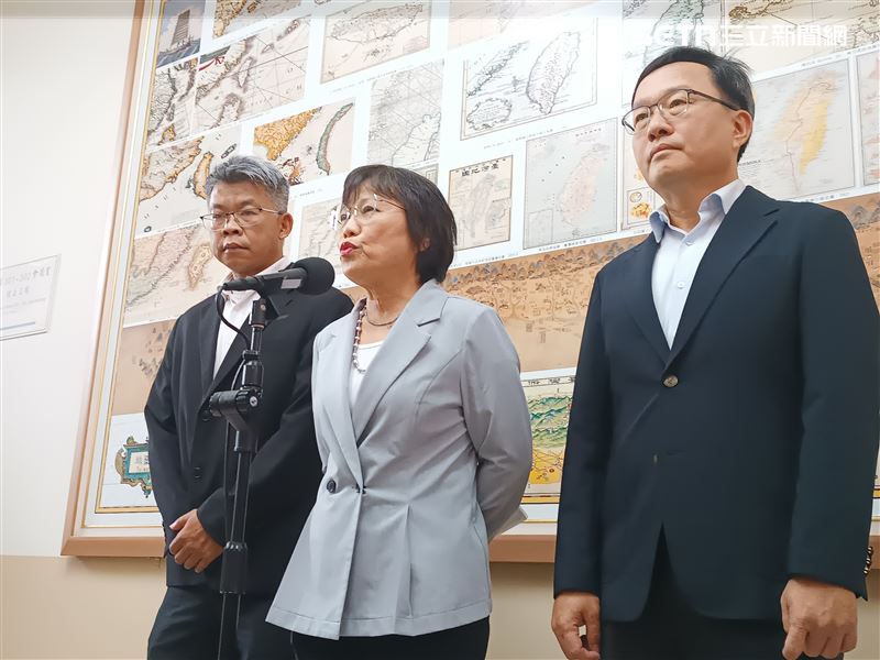 內政部長劉世芳(圖中)今(12)日赴立法院備詢前受訪。(圖/記者盧素梅攝影)