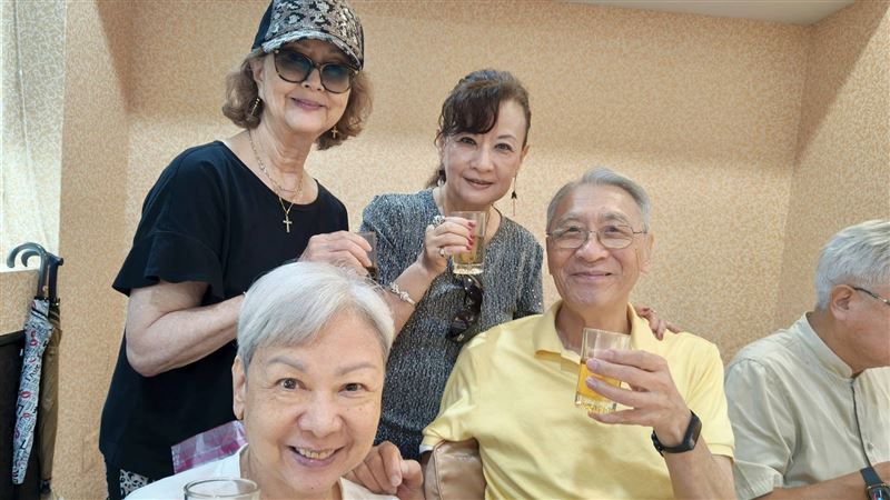 李慧慧(左前)消失多年罕見露面!(圖/翻攝自陳凱倫臉書)