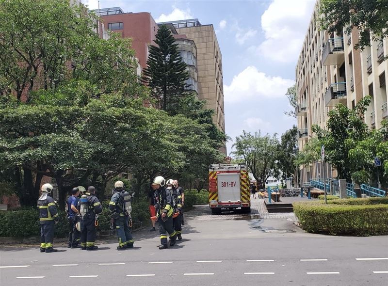 台大校園內今(12日)上午傳出化學系5樓機房冒煙,所幸並未造成人員傷亡。(圖/翻攝畫面)