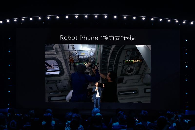 Robot Phone輕巧的體積讓鏡頭調度更具彈性,讓創作者的靈感與創意發揮得淋漓盡致。(圖/HONOR Taiwan提供)