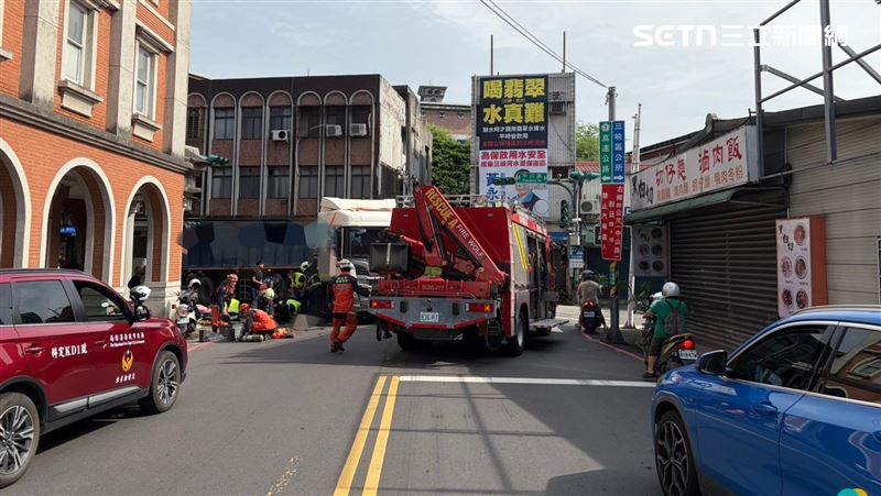 新北市三峽區中山路及仁愛街口發生砂石車右轉撞八旬老婦車禍。(圖/翻攝畫面)