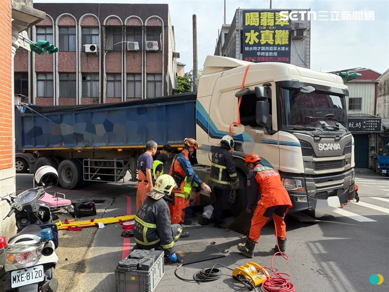 新北市三峽區中山路及仁愛街口發生砂石車右轉撞八旬老婦車禍。(圖/翻攝畫面)
