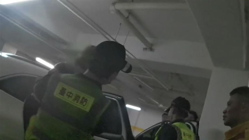 7月男嬰獨受困車內1小時 萌眼淡定等救援