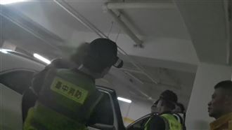 7月男嬰獨受困車內1小時　萌眼淡定等救援