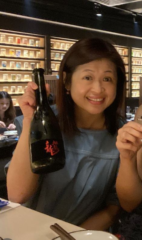 在經典港產電影《富貴逼人》飾演「招弟」的童星關佩琳,已經淡出演藝圈多年變職場女強人。(圖/翻攝自關佩琳 IG)