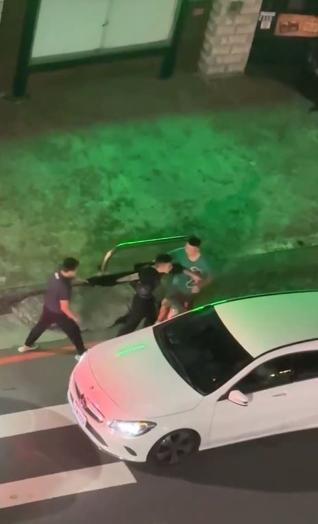 台中警方獲報漢口路三段發生深夜當街擄人事件,黑衣男子遭2人硬拉上車,沒想到竟是慶生鬧烏龍。(圖/翻攝自Threads @eric__0403)