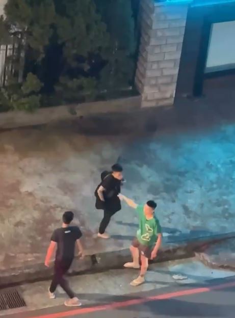 黃姓男子擔心遭朋友慶生惡整,不肯上車,最後仍被強迫上車。(圖/翻攝自Threads @eric__0403)