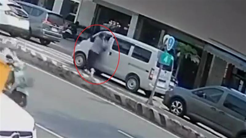 李男持刀攻擊車內的葉男。（圖／翻攝畫面）