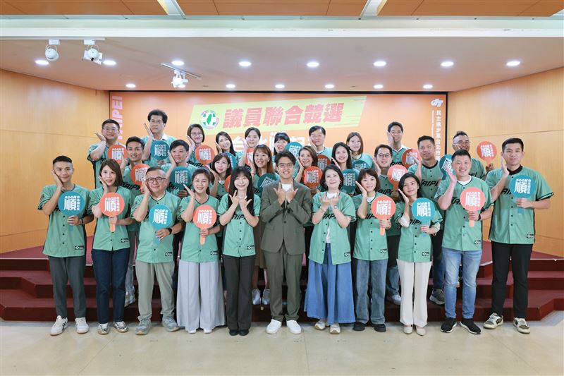 民進黨台北市長參選人沈伯洋與黨部主委吳沛憶、25+1席議員參選人共同舉行「民進黨台北市黨部聯合競選記者會」（圖／民進黨台北市黨部提供）