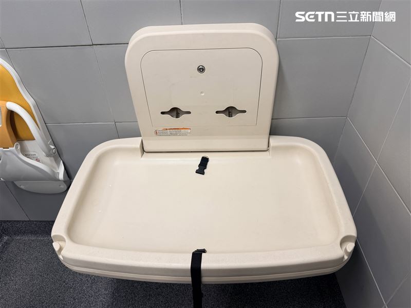 新莊好市多尿布台民眾發現有白蟲在蠕動,疑似是蛆。(圖/網友09.ppppp_提供)