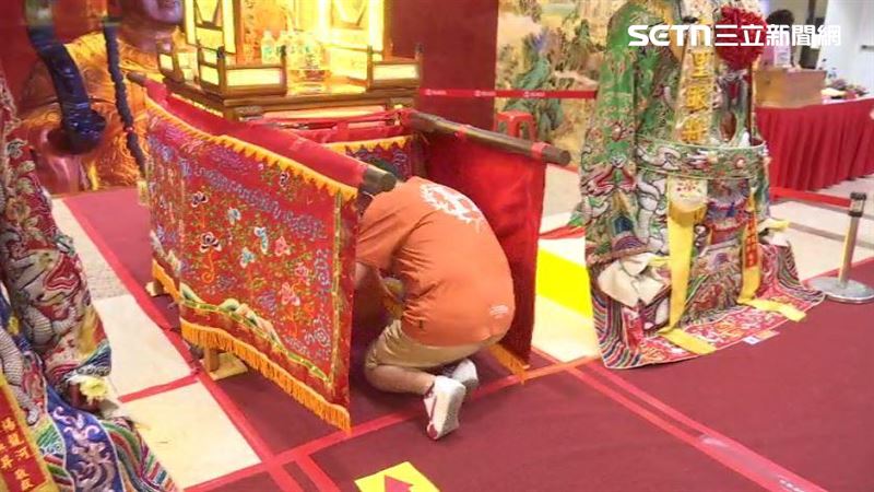 媽祖商機每年上看破百億,百貨看準商機,請來全球唯一「彰化護聖宮玻璃媽祖」進駐,百貨內就能體驗鑽轎底、擲筊祈福求籤等宮廟服務