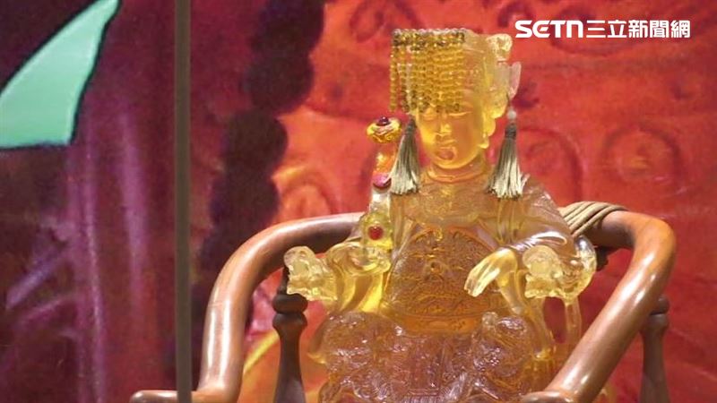 玻璃媽神轎駐百貨 獨闢媽祖櫃位擲筊解籤