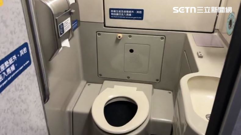 清潔員打掃高鐵車廂廁所 驚見百萬現金