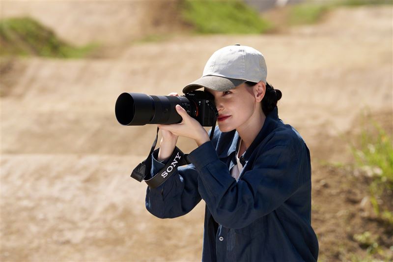 FE 100-400mm F5.6-8 OSS具備快速精準的自動對焦(AF)與內建光學防手震功能,可輕鬆捕捉高速移動主體,提供穩定流暢的超望遠手持拍攝體驗。(圖/Sony提供)