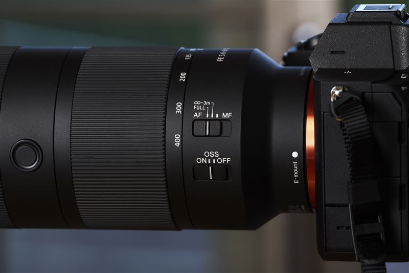 FE 100-400mm F5.6-8 OSS配備可自訂對焦鎖定按鈕、對焦模式/對焦範圍的切換開關及變焦鎖定開關。(圖/Sony提供)