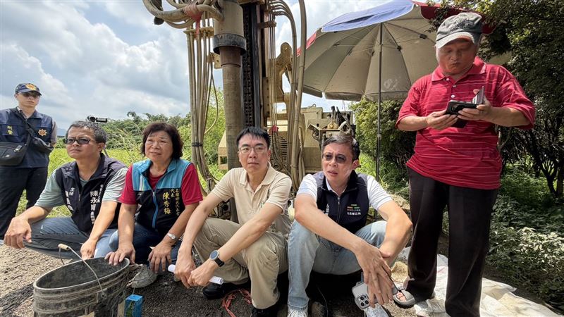 南投縣長參選人温世政、名間鄉長陳翰立與地方民眾到現場擋在施工機具前要求停工