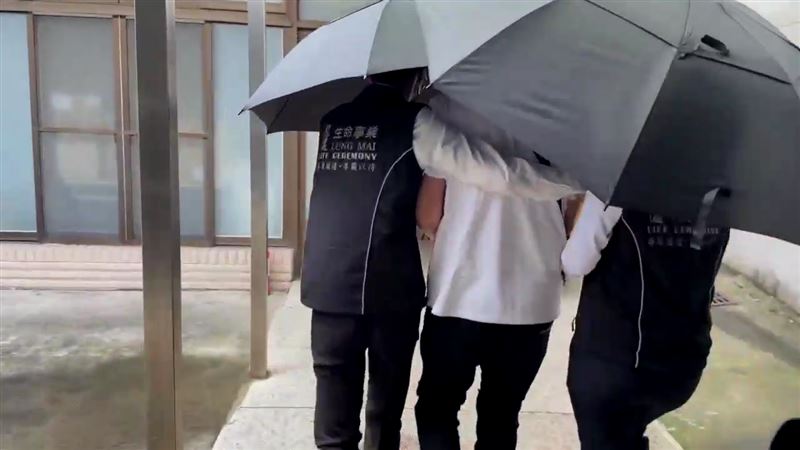 死者的家人低調到場,結束後不發一語離開。(圖/翻攝畫面)