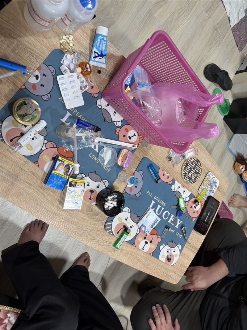 員警逮通緝犯意外搗破毒品分裝場,另屋內還有一名同夥61歲詹姓男子。(圖/翻攝畫面)