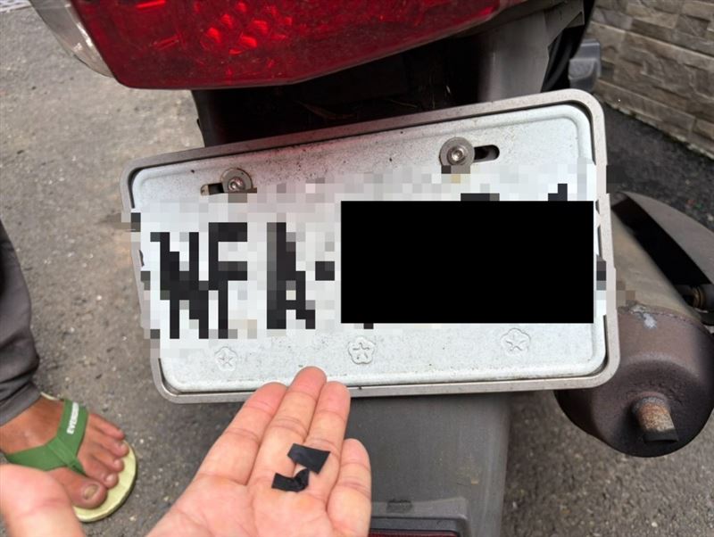 陳男手法相當狡猾,用黑色膠帶將機車車牌變造。(圖/翻攝畫面)