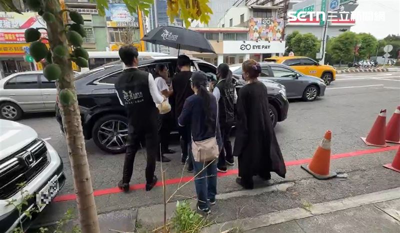 家屬不滿葉男朝李男揮拳導致重傷死亡,遞狀向台中地檢署提出殺人罪嫌等刑事告訴。(圖/翻攝畫面)