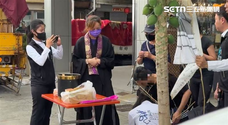 家屬一襲黑衣神情哀戚舉行招魂儀式,過程約5分鐘完成。(圖/翻攝畫面)
