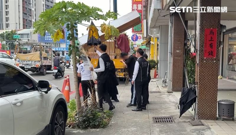 68歲李姓老翁與葉男爆發行車糾紛,持刀理論反遭揮拳重傷死亡,家屬重回事發地點招魂。(圖/翻攝畫面)