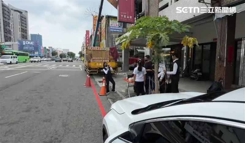 68歲烤肉店老闆李男搶救5天後不治身亡，家屬招魂畫面。（圖／翻攝畫面）
