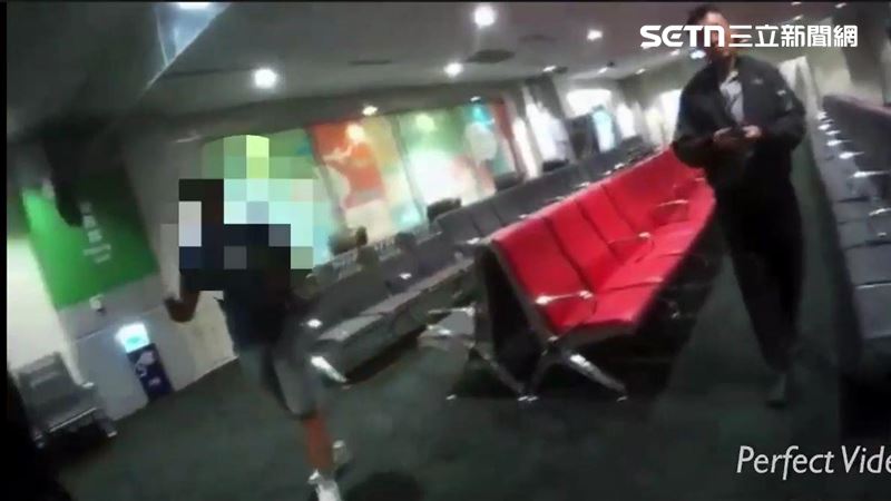 立陶宛籍旅客酒後大鬧華航班機,還騷擾女乘客被帶下飛機。(圖/翻攝畫面)