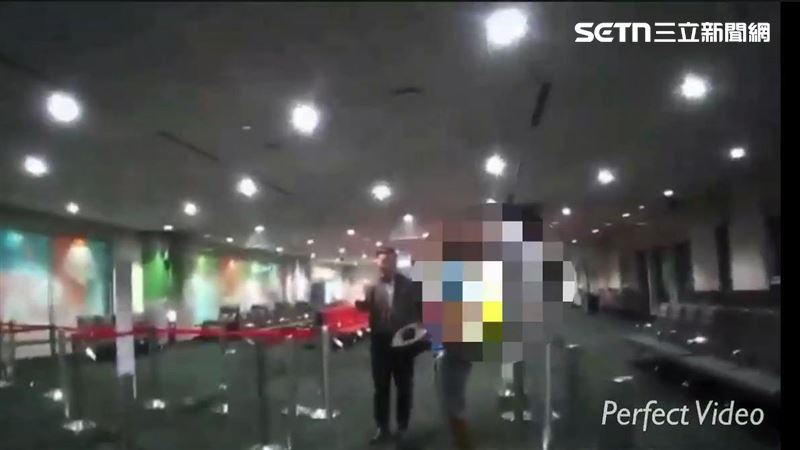 立陶宛籍旅客酒後大鬧華航班機,還騷擾女乘客被帶下飛機。(圖/翻攝畫面)