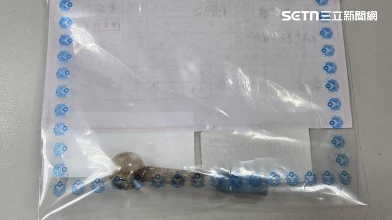 新北黃男毒駕騎贓車拒檢逃逸12.4公里仍遭逮,警方搜出安非他命吸食器。(圖/翻攝畫面)