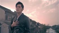 才陷出軌疑雲！方文山再遭爆周董MV是集郵