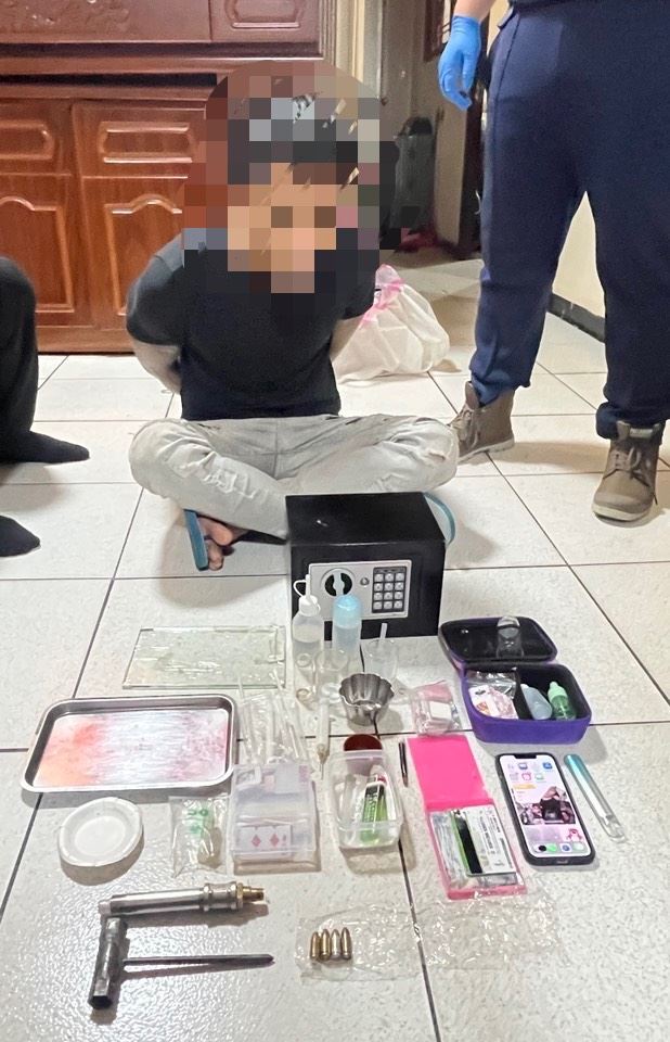 警方透過大數據分析，掌握陳男企圖製造、分裝毒品並擁槍自重。（圖／翻攝畫面）