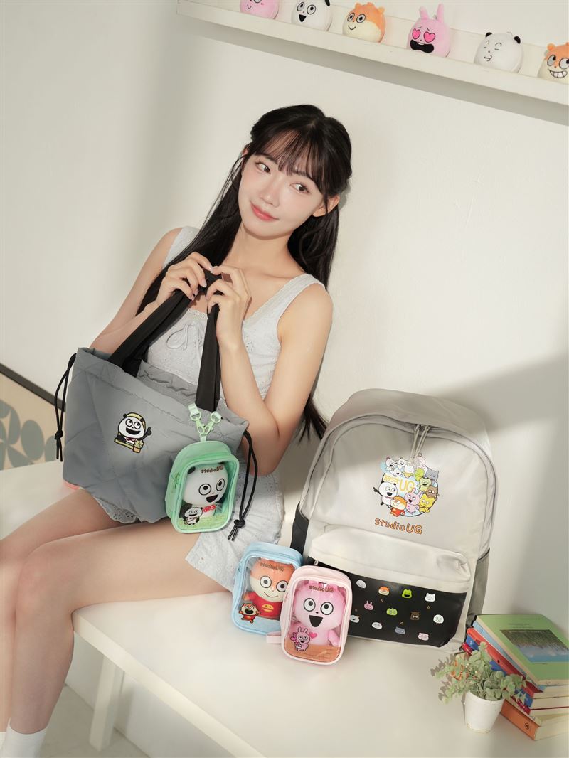絨毛吊飾加娃包組。(圖/品牌業者提供)