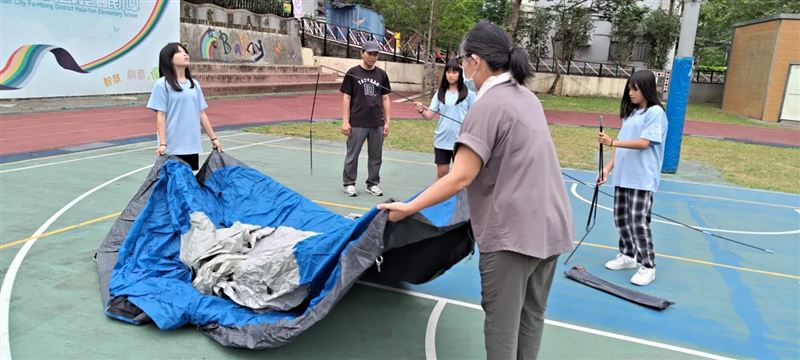全體師生在操場開設收容所,學生一手包辦登記報到、搭建帳篷與整理物資。圖:教育局提供。(圖/桃園電子報提供)