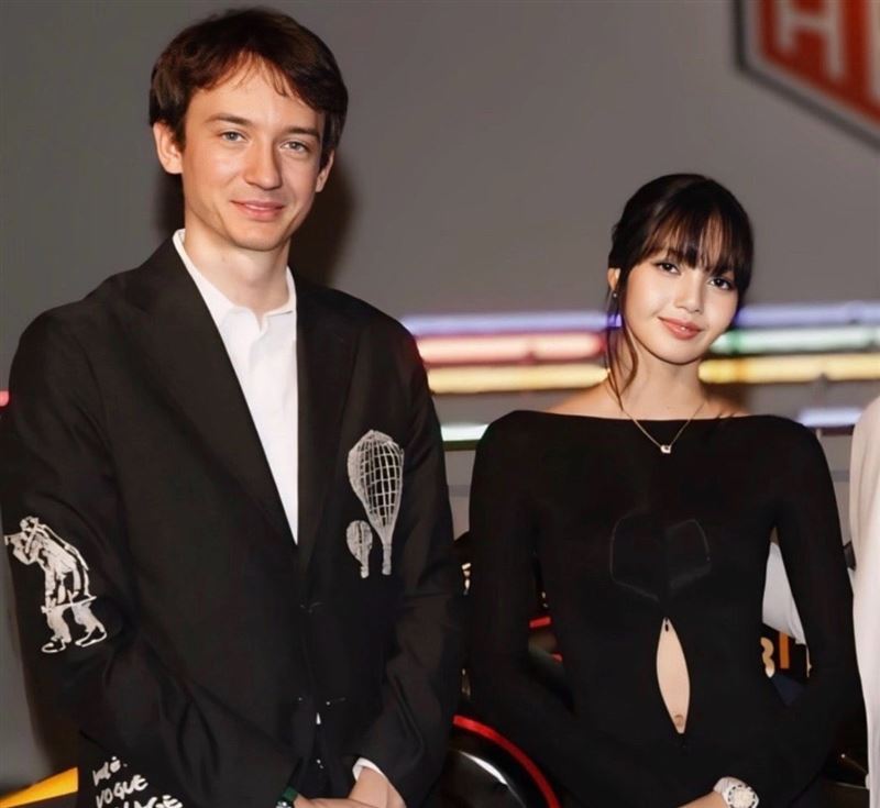 BLACKPINK成員Lisa被外界認為與LVMH集團三公子Frédéric Arnault的多年緋聞告一段落。(圖/翻攝自X平台)