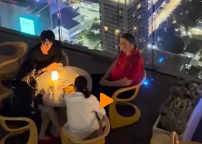 Lisa被目睹與父母一同吃飯,同行人員還有泰國男星Blue Pongtiwat。(圖/翻攝自網路)
