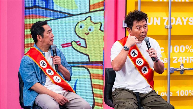 庹宗康（右）分享，打電話訂位會因為對方不知道『庹』字怎麼寫，最後只好說自己姓鴕鳥的鴕。(圖／八大提供)