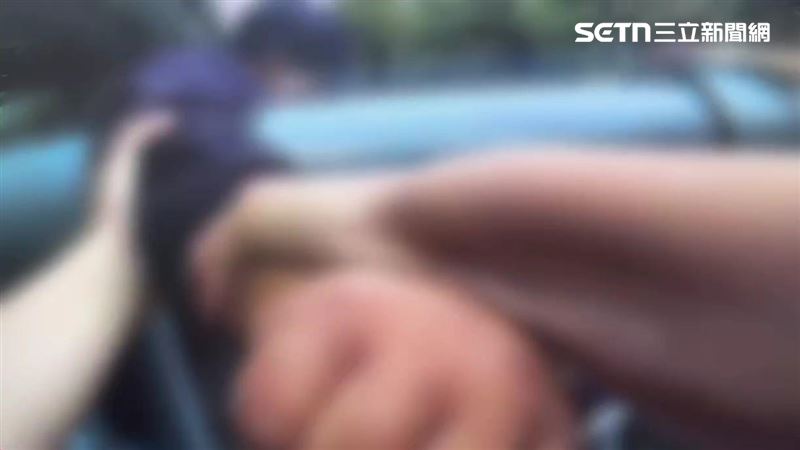 北市陳男攀爬跨越北車旁天橋欄杆被鐵警合力拉回。(圖/翻攝畫面)