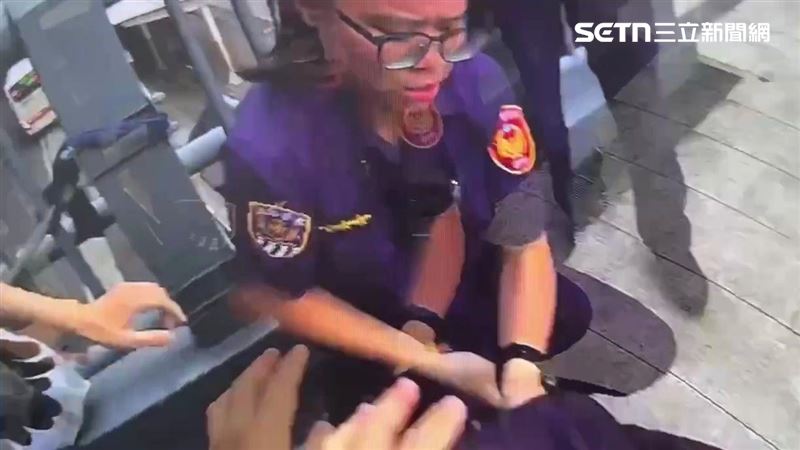 北市陳男攀爬跨越北車旁天橋欄杆被鐵警合力拉回。(圖/翻攝畫面)