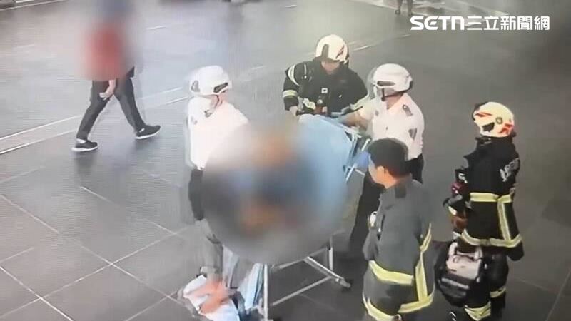 北市陳男攀爬跨越北車旁天橋欄杆被鐵警合力拉回。(圖/翻攝畫面)