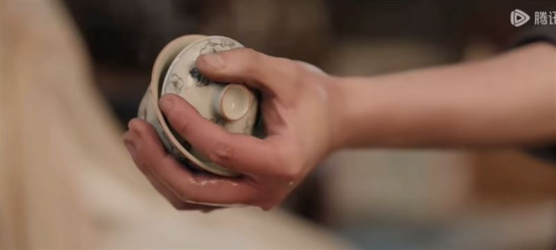 丁禹兮為追求逼真效果,真的拿熱水燙手。(圖/翻攝自微博)