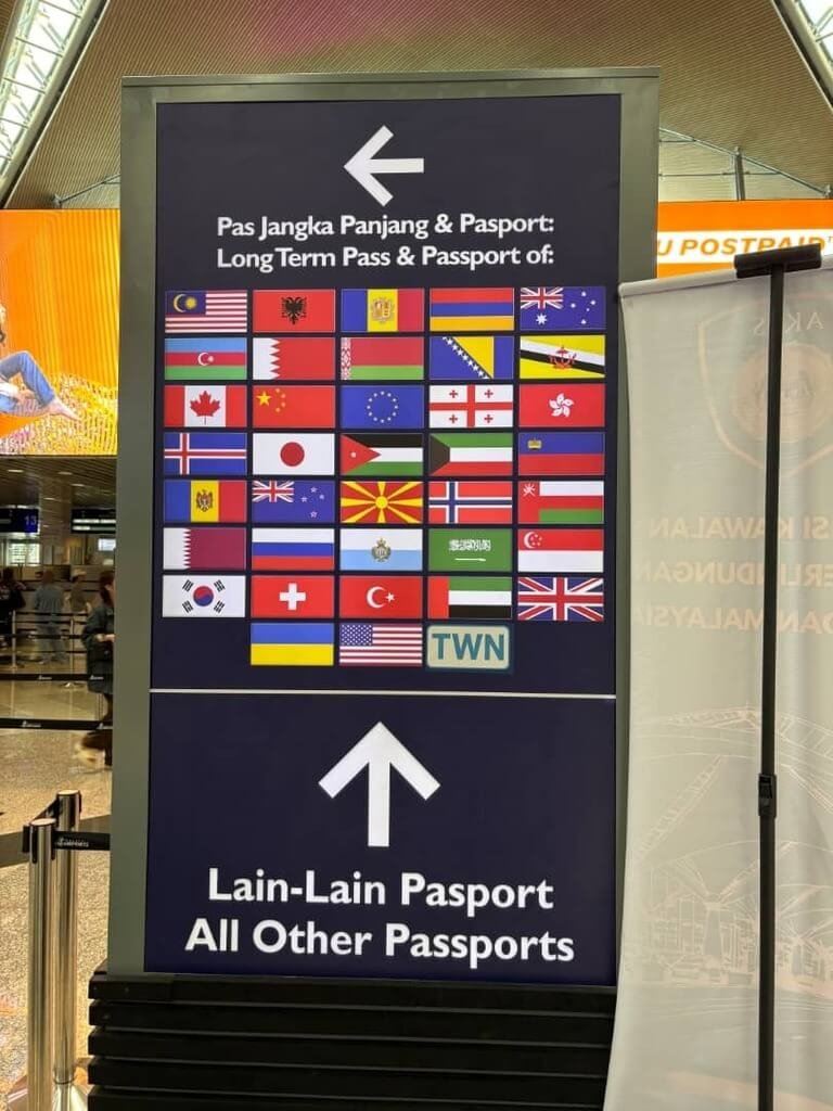 近期有旅客在機場發現看板改以TWN字樣標示台灣,與其他可使用自動通關國家的國旗並列。(網友提供)