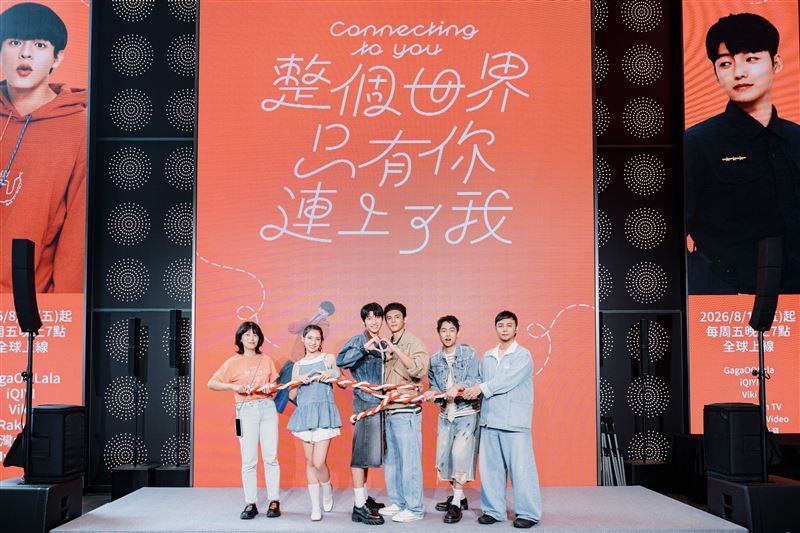（左起）製作人侯帥安、杜苡妮、劉育仁、邱以太、大鶴、導演游智涵出席新戲《整個世界，只有你連上了我》。（圖／瀚草文創提供）