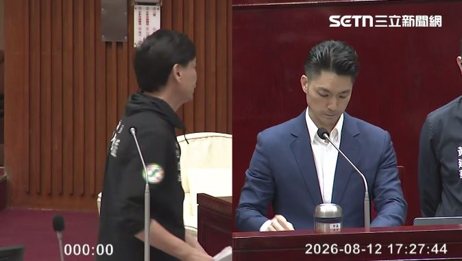 洪健益收文件轉身走人。(圖/翻攝畫面)