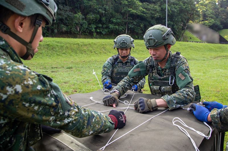 第三作戰區後勤部隊12日於北部地區結合陸航部隊實施彈藥空中運補演練。(圖/軍聞社提供)