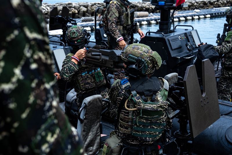 兩棲偵搜大隊官兵將M109艇上裝備及物資迅速轉移。(圖/軍聞社提供)