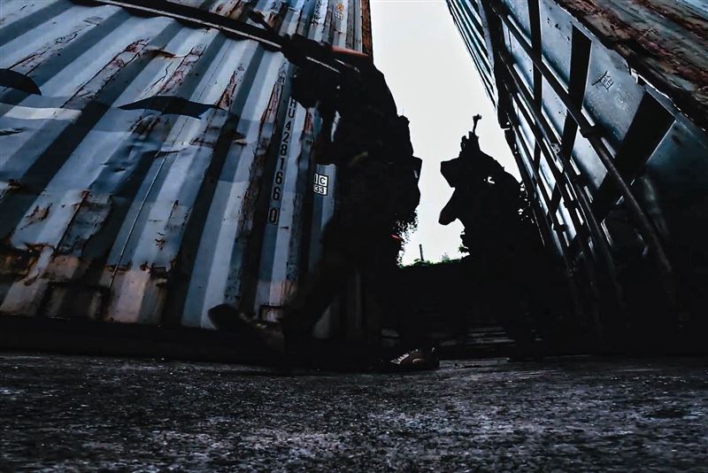 官兵自目標區外圍多點突入,採交互掩護、主動先制方式襲擾敵軍。(圖/軍聞社提供)