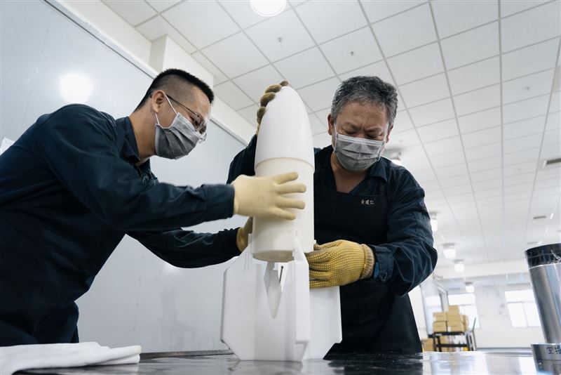 202廠進行無人機彈藥火工組裝作業。(圖/軍聞社提供)