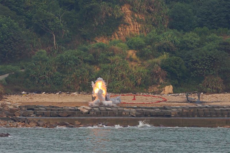 馬防部無人機中隊官兵操作無人機,模擬攻擊敵登陸艇。(圖/軍聞社提供)